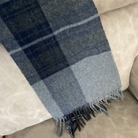 100% lambs wool unisex scarf gray black plaid Italy - Picture 2 of 3